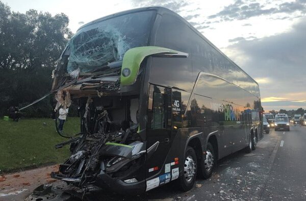 Motorista de ônibus morre em acidente com caminhão na freeway