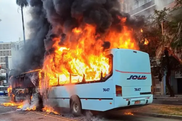 Ônibus pega fogo próximo ao Túnel da Conceição em Porto Alegre