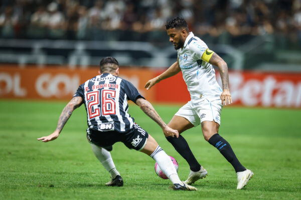 Reinaldo recebe terceiro amarelo e está fora do clássico Gre-Nal