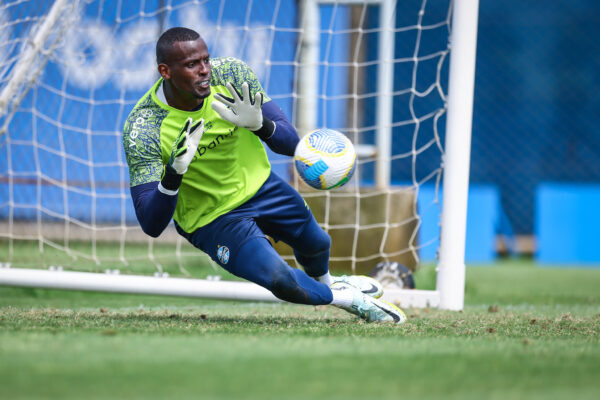 Goleiro do Grêmio é indiciado pela polícia por ter atingido criança com bola de esparadrapo