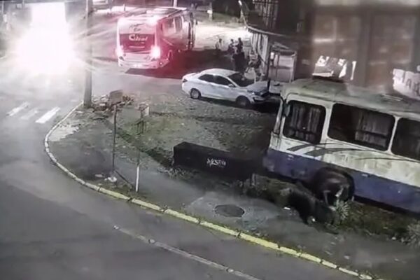 Mãe de criança abandonada em ônibus pelo pai é encontrada morta dentro de casa