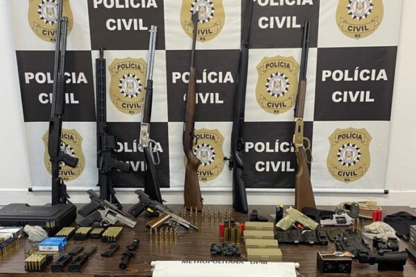 Casal gaúcho é preso com arsenal ilegal de 21 armas em Florianópolis