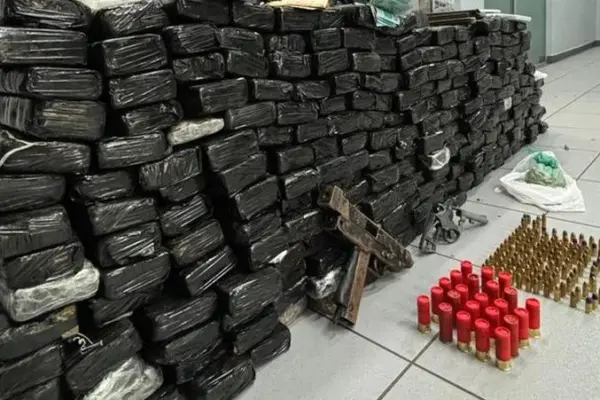 Operação policial em Novo Hamburgo detém cinco pessoas, confisca 187 kg de drogas e apreende uma submetralhadora