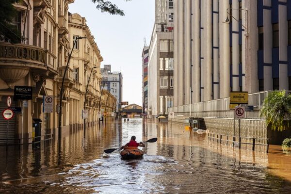 Fotografia de gaúcho sobre enchentes em Porto Alegre conquista prêmio internacional