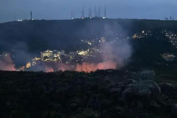 Incêndio atinge vegetação no bairro Glória em Porto Alegre