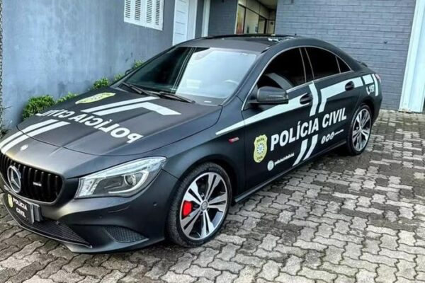 Mercedes Benz apreendido de traficantes se torna parte da frota da Polícia Civil