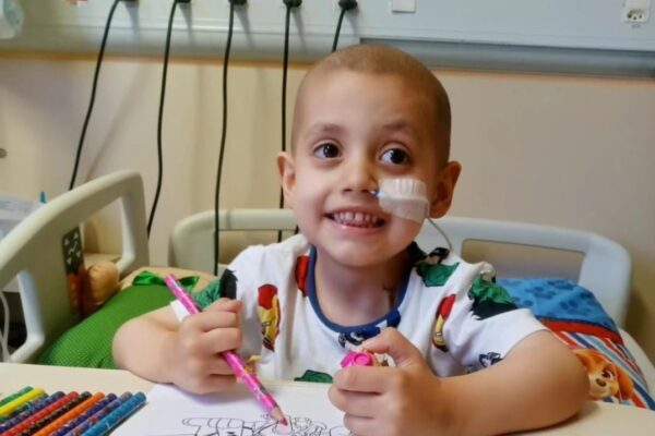 Família de Pelotas clama por ajuda para tratamento de menino de três anos que luta contra um neuroblastoma