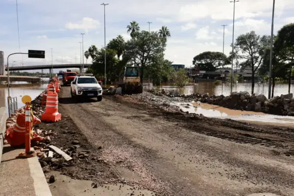 Corredor humanitário inacabado no entorno da Rodoviária de Porto Alegre se torna ponto perigoso para motoristas e pedestres