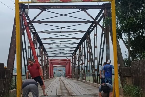 “Goleira” em frente à Ponte de Ferro em Arroio do Meio é reinstalada após ser atingida três vezes por veículos