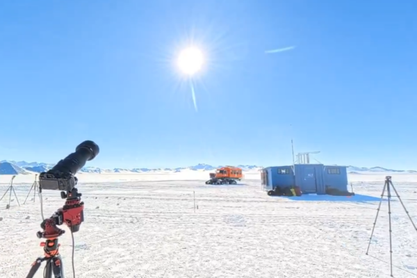 Experimento milionário leva terraplanistas pra Antártica e prova pra eles que a terra é redonda