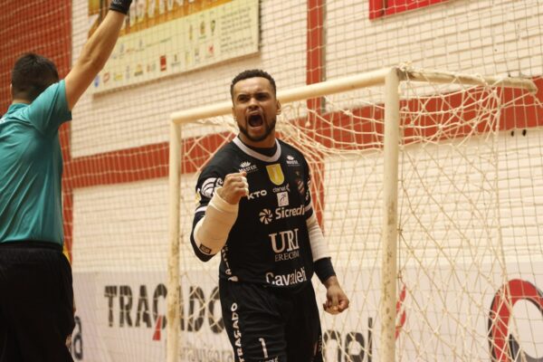 Atlântico é eliminado do Gauchão de Futsal após deixar partida devido à injúria racial sofrida pelo goleiro João Paulo