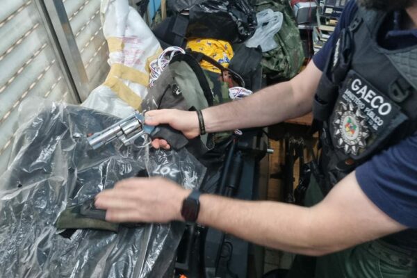 Operação é desencadeada em 34 cidades gaúchas para combater fraudes na obtenção de registros de armas