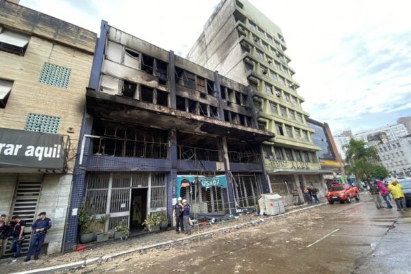 Polícia indicia três pessoas pelo incêndio na Pousada Garoa, que deixou 11 mortos em Porto Alegre