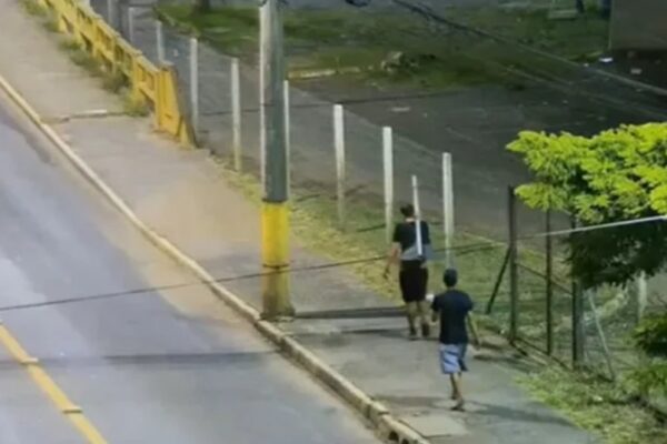 Homem é preso em flagrante por carregar placa de trânsito no Centro de São Leopoldo