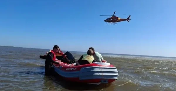 Bombeiros resgatam três pescadores desaparecidos após naufrágio em Palmares do Sul