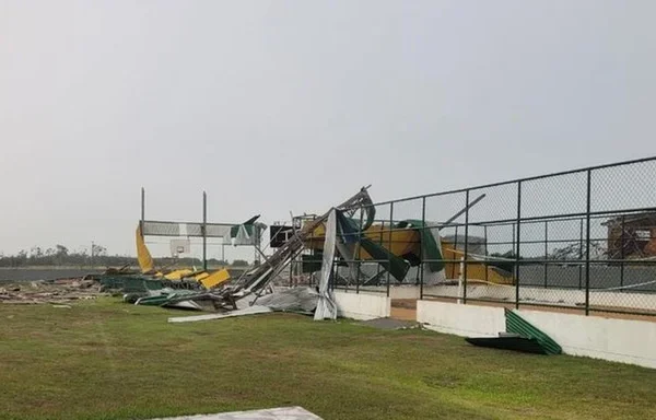 Imbé decreta situação de emergência após 400 casas serem destelhadas por temporal